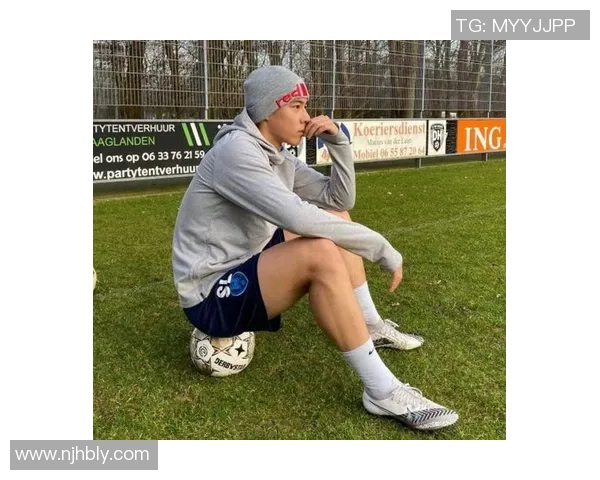 足球明星的儿子颜值爆表引发热议成为新一代帅哥偶像