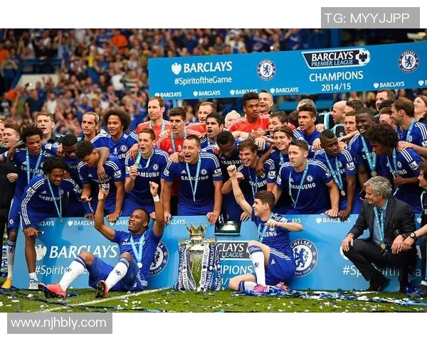 足球明星展现自信风采的瞬间图片集锦与背后故事分享