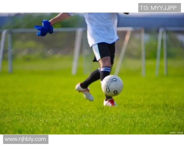 足球明星精彩滑腿动作视频解析与技巧分享让你领略足球魅力